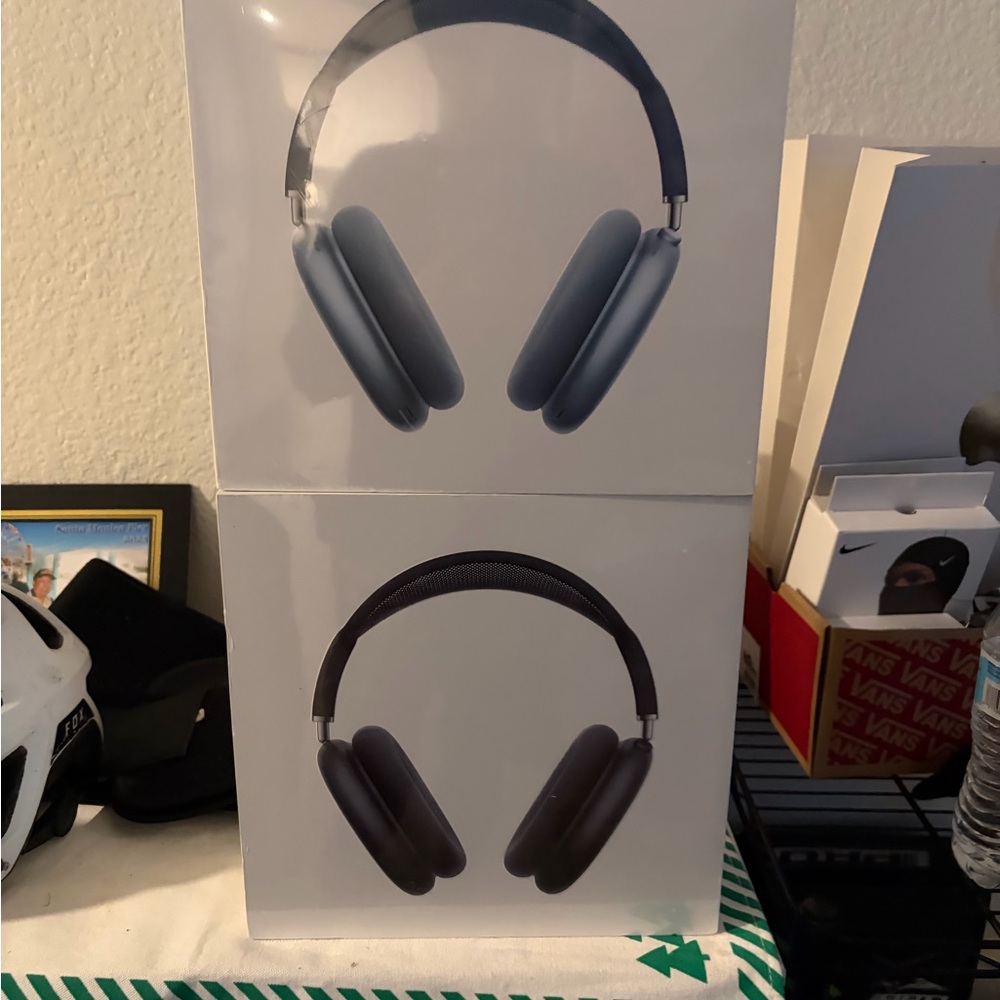 Apple AirPods Max in Dark Blue and Black